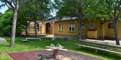 Lummig utegård på Bo förskola.