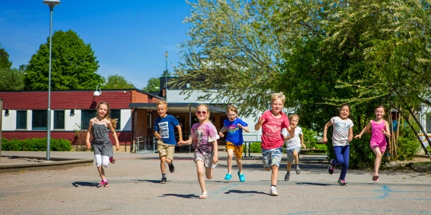 Barn springer på Bo skolas skolgård