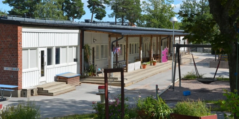 Bodals förskolas utemiljö med lekytor.