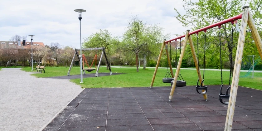 Gungställningar i en park.