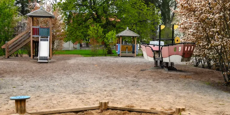 En lekplats med en rutschkana och en lekställning.