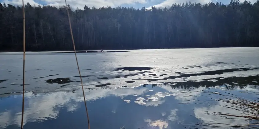 Himlen speglar sig i Ekholmsnässjön 