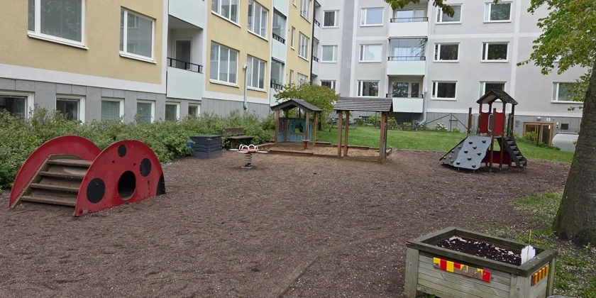 En lekplats med en rutschkana. 