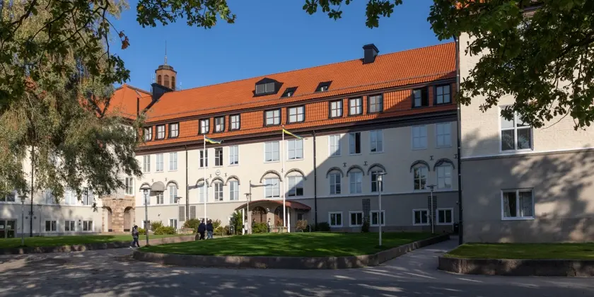 En utomhusbild på Hersby gymnasium och entrén.