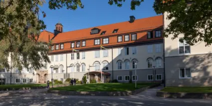 En utomhusbild på Hersby gymnasium och entrén.