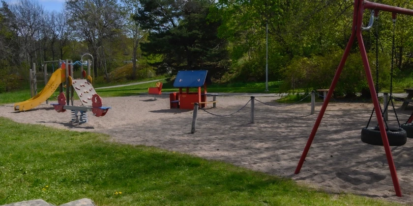 Lekpark med gungställning, klätterställning etc.