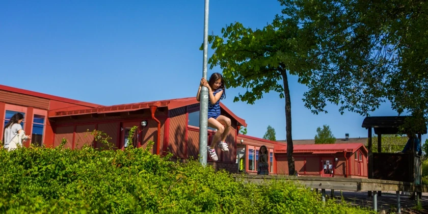 Flicka klättrar på stolpe vid Högsätra skola