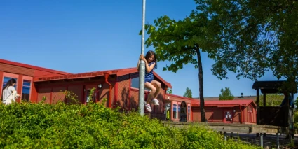 Flicka klättrar på stolpe vid Högsätra skola