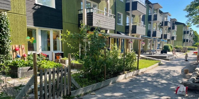 En förskola i ett flerfamiljshus i ett bostadsområde.