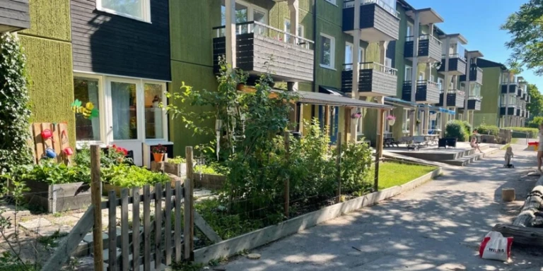 En förskola i ett flerfamiljshus i ett bostadsområde.