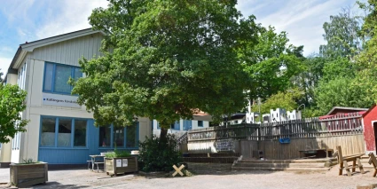 Utegården med stort träd på Källängens förskola.