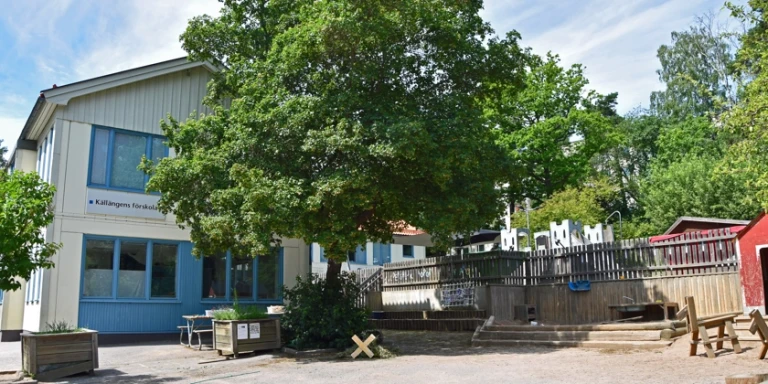 Utegården med stort träd på Källängens förskola.