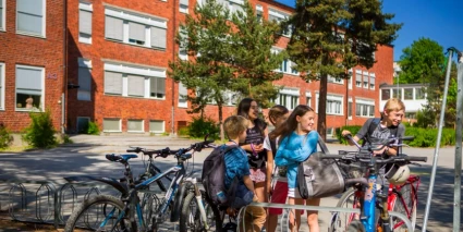 En grupp barn hänger vid cyklarna vid Källängens skola.