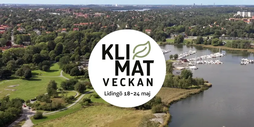 Vy över Kyrkviken med båtar, vatten, träd och grönska. Mitt i bilden finns Klimatveckans logo som är en rund vit platta med svart text och ett stilistiskt löv 