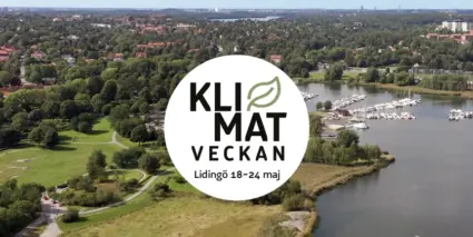 Vy över Kyrkviken med båtar, vatten, träd och grönska. Mitt i bilden finns Klimatveckans logo som är en rund vit platta med svart text och ett stilistiskt löv 