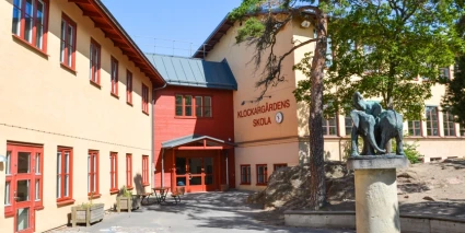 Entrén vid Klockargårdens skola och skolgård.