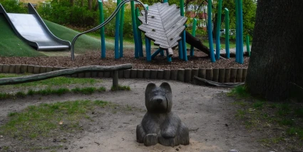 En lekpark med träskulpturer  i form av björnar.