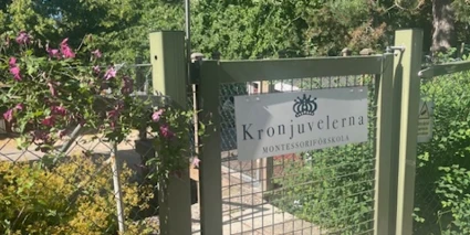En skylt som sitter på sidan av ett staket.