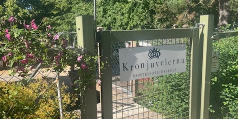 En skylt som sitter på sidan av ett staket.