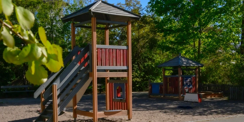 En lekpark med lekställningar.
