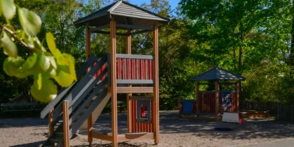 En lekpark med lekställningar.
