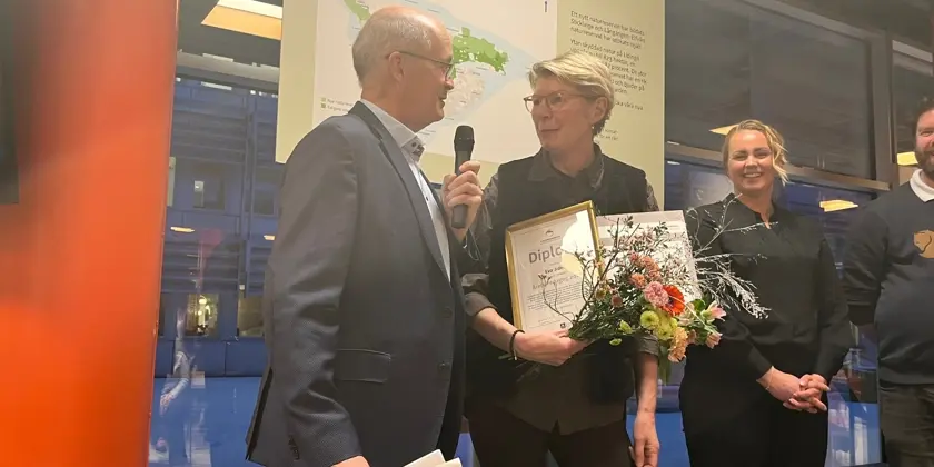 Man intervjuar kvinna som har fått priset Årets pedagog