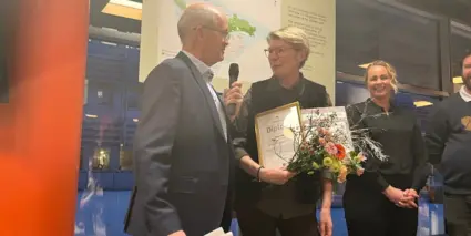 Man intervjuar kvinna som har fått priset Årets pedagog