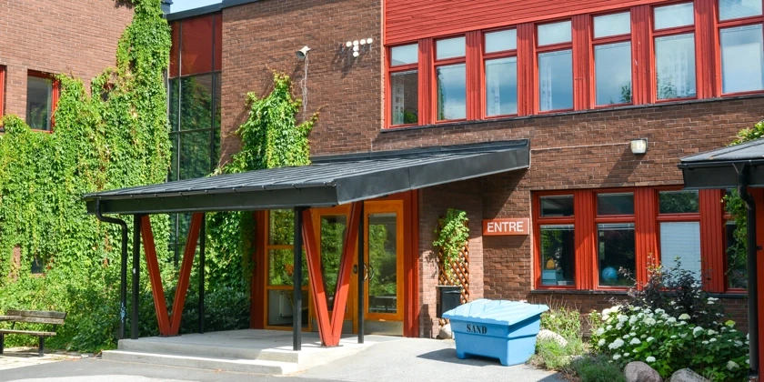 Lillåkers och Högsätra skolas entré. 