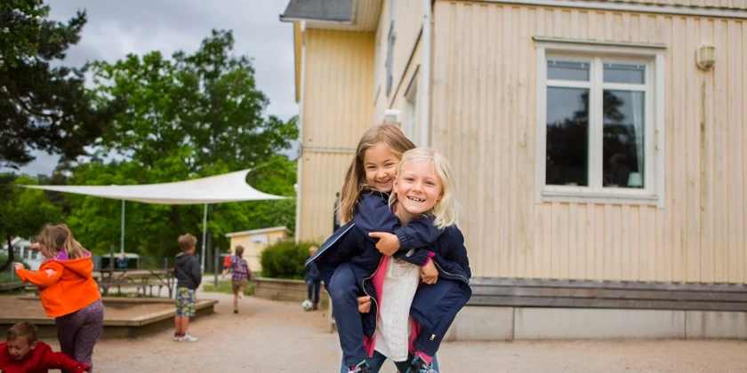 Två elever framför Ljungbackens skola