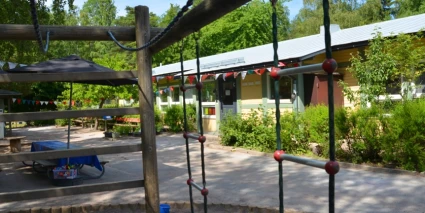 Utegården med klätterställning och vimplar på Näsets förskola.