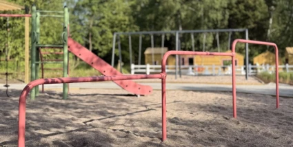 En lekpark med volträcken i förgrunden.