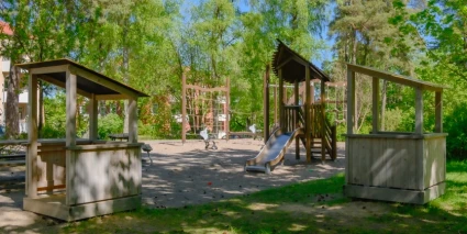 En lekpark bredvid flerbostadshus.