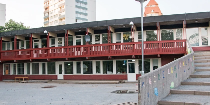 Fasaden och utegården i asfalt på Skärsätra förskola