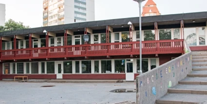 Fasaden och utegården i asfalt på Skärsätra förskola