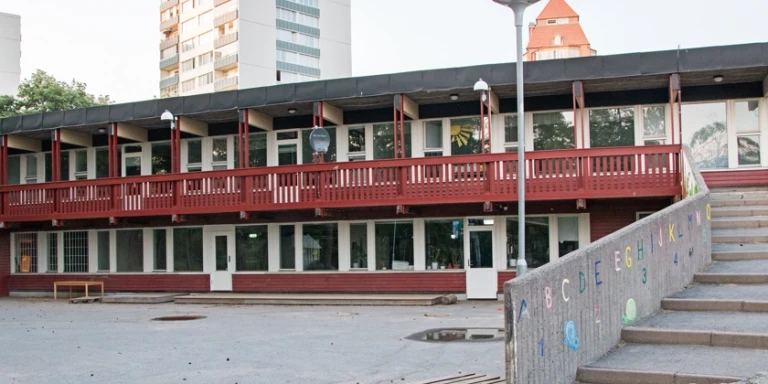 Fasaden och utegården i asfalt på Skärsätra förskola