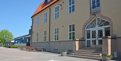 Fasad och entré på Skärsätra skola. 