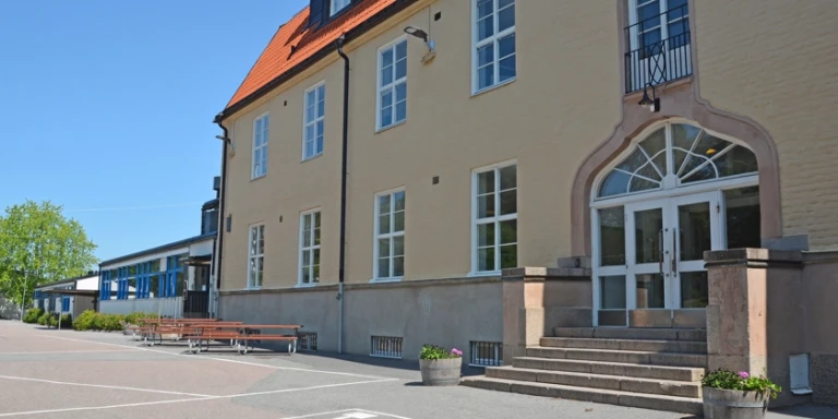 Fasad och entré på Skärsätra skola. 