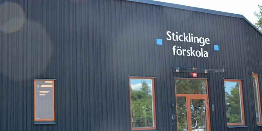 Svart träfasad på Sticklinge förskola.