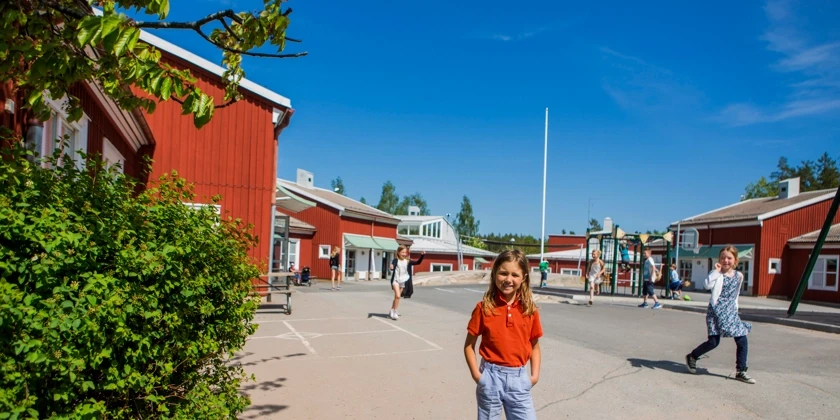 Ett barn på Sticklinge skolas skolgård