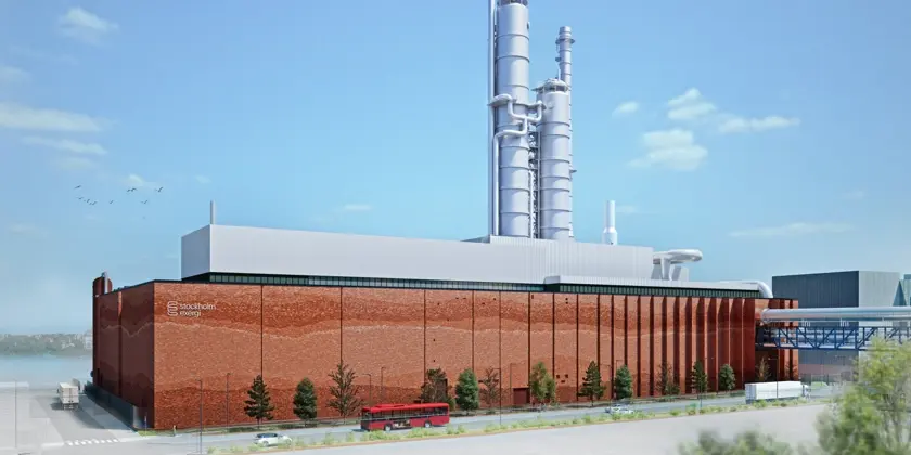 Exteriör av Stockholm exergis tegelfärgade byggnad med skorstenar i metall 