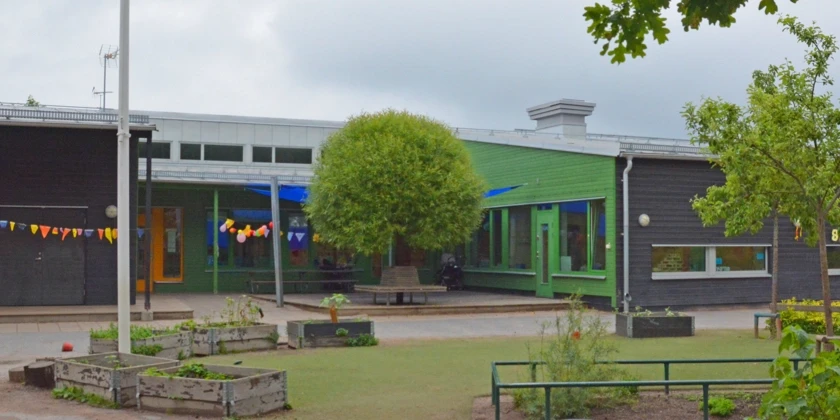 Utegården med odling på Torsviks förskola.