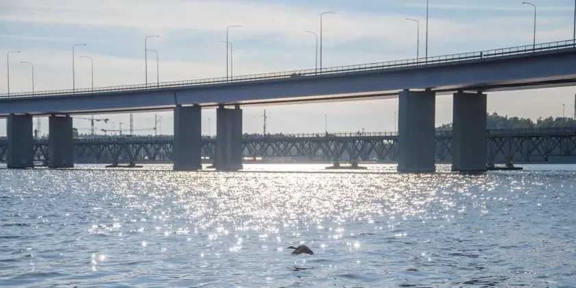Lidingöbron med glittrande vatten under bron i bakgrunden skymtar Gamla Lilla Lidingöbron