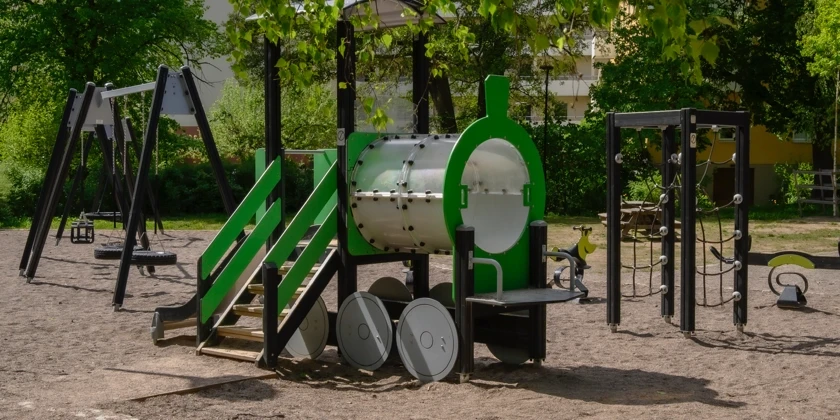 En lekpark med en lekställning i form av ett lok.