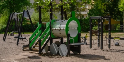 En lekpark med en lekställning i form av ett lok.