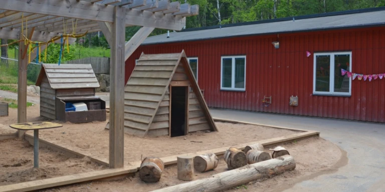 Utegården med sandlådor och hus på Vasavägens förskola.