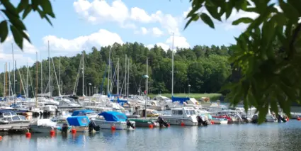 Vy över en båtklubb.