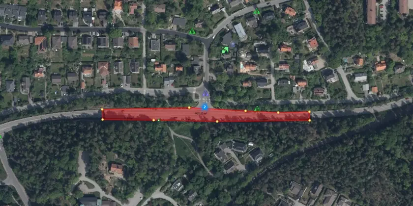 En flygbild av ett område med en vägkorsning.
