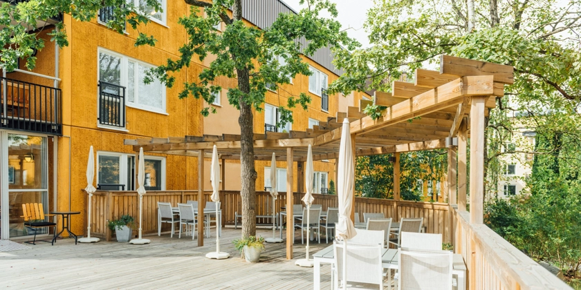 Lummig terrass med pergola på ett boende.