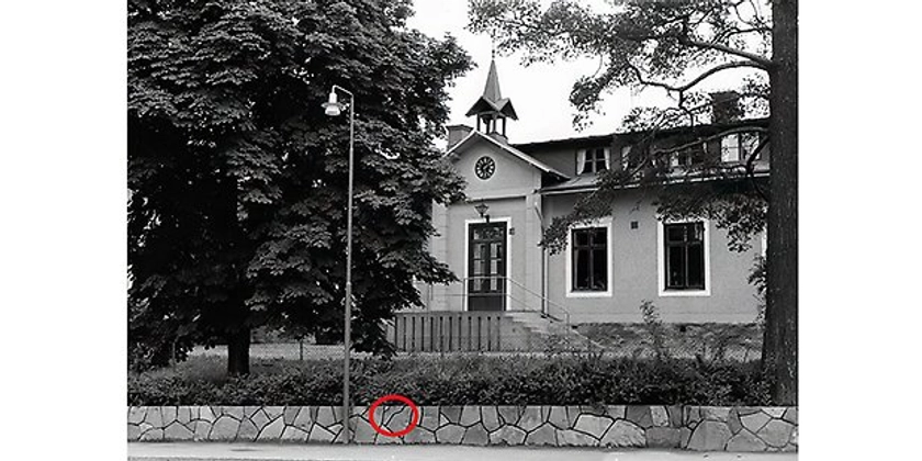 Ett svartvitt foto av en byggnad med klocktorn.