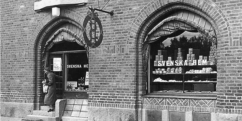 Ett svartvitt foto av en butiksfasad.